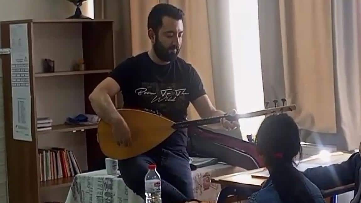 Muhammed Emin Öğretmenimizden Öğrencilere Müzik Ziyafeti